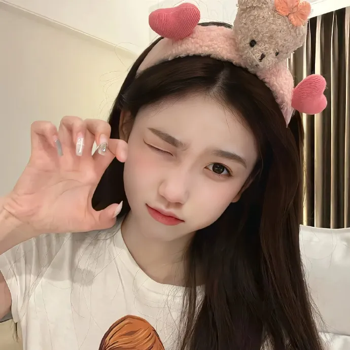 港台老牌艺人被曝机场牵手女助理，凌晨私人会所画面流出